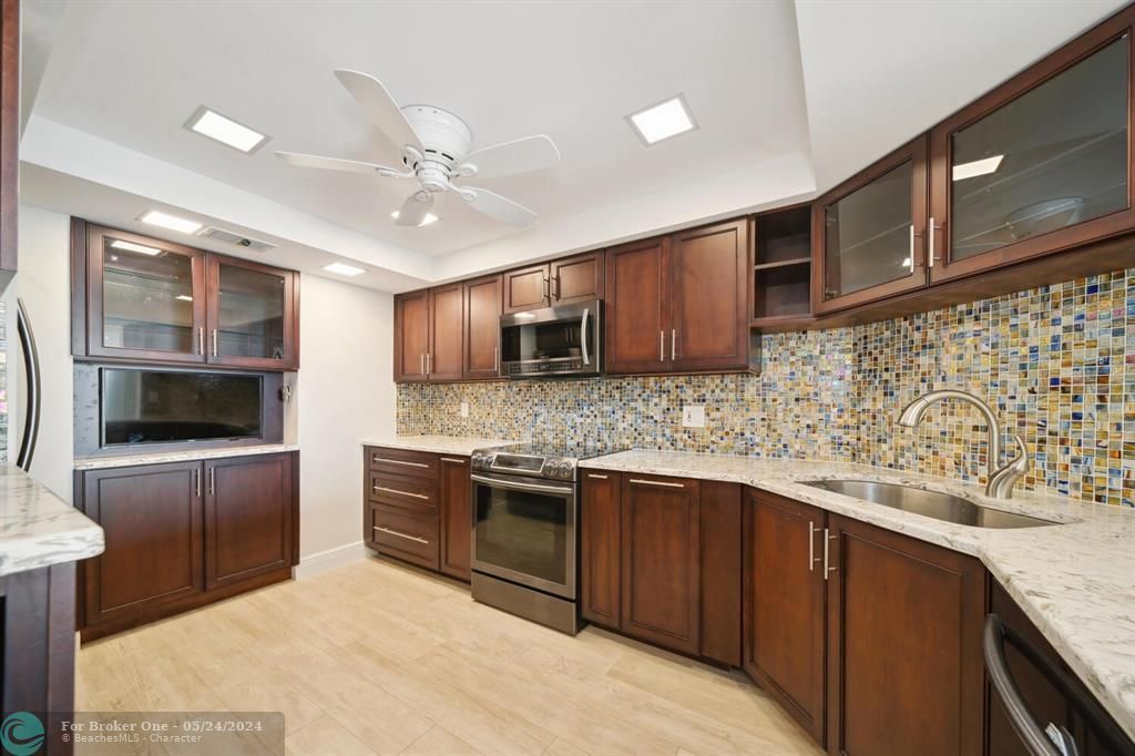 For Sale: $349,900 (2 beds, 2 baths, 1294 Square Feet)