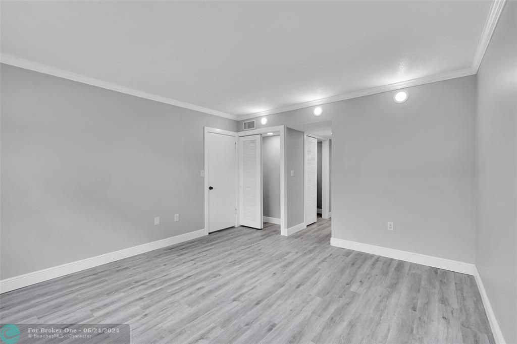 For Sale: $270,000 (2 beds, 2 baths, 955 Square Feet)