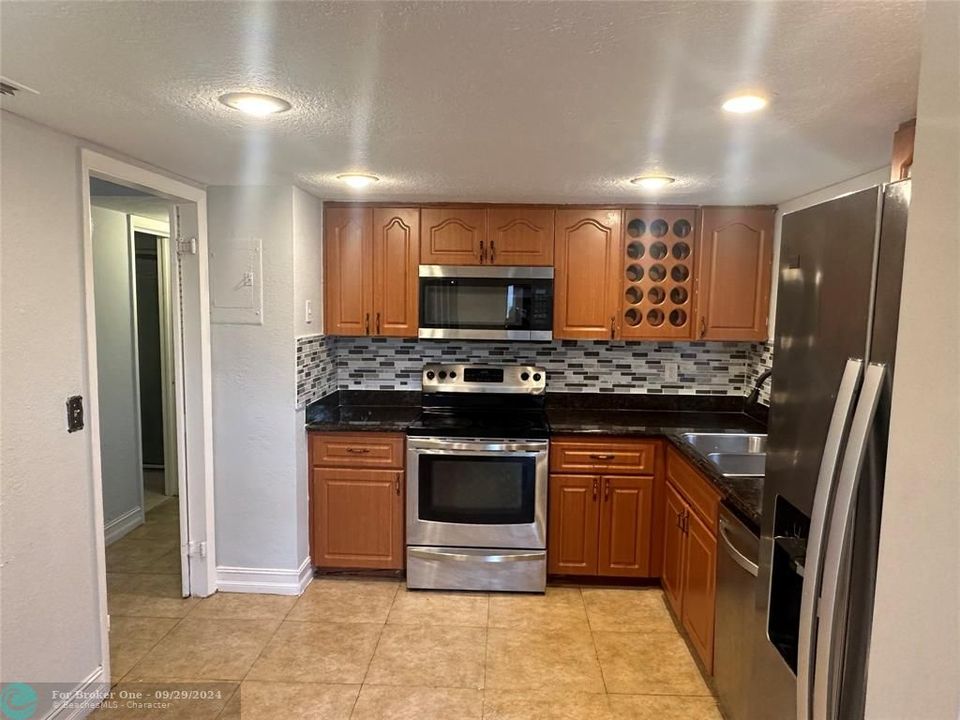 For Sale: $184,000 (2 beds, 2 baths, 1093 Square Feet)