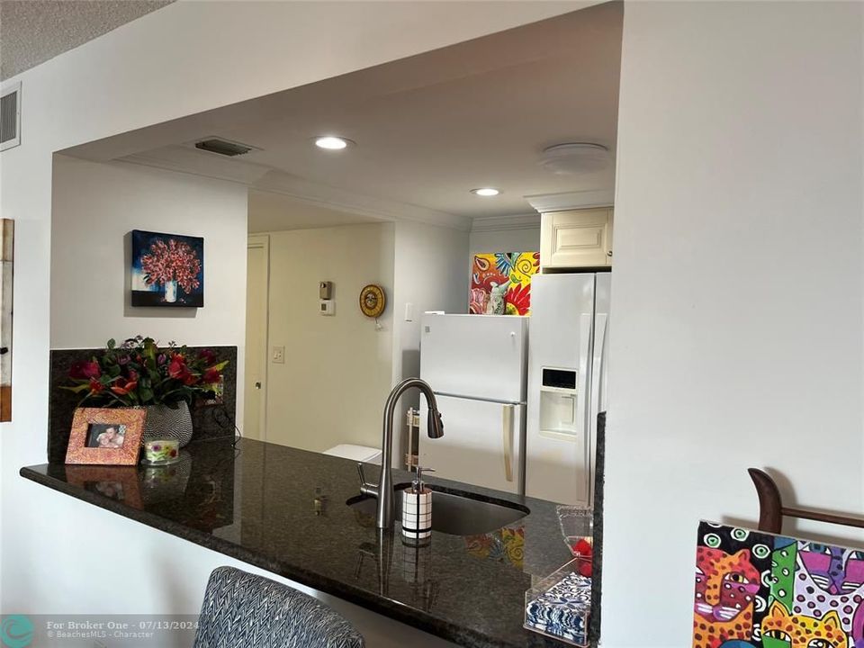 For Sale: $385,000 (1 beds, 1 baths, 1030 Square Feet)