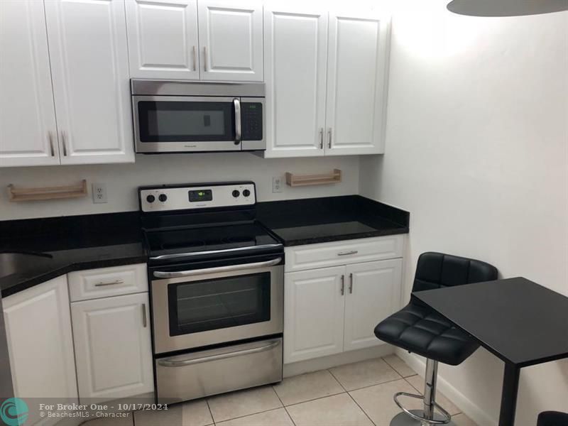 For Sale: $249,000 (2 beds, 2 baths, 982 Square Feet)