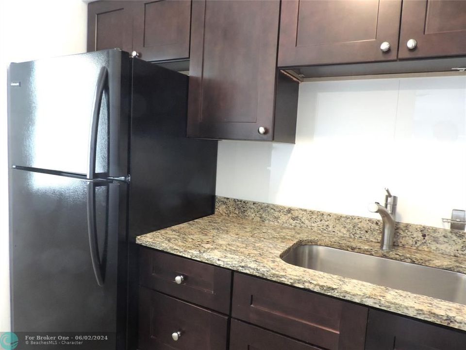 For Sale: $2,450 (2 beds, 2 baths, 980 Square Feet)
