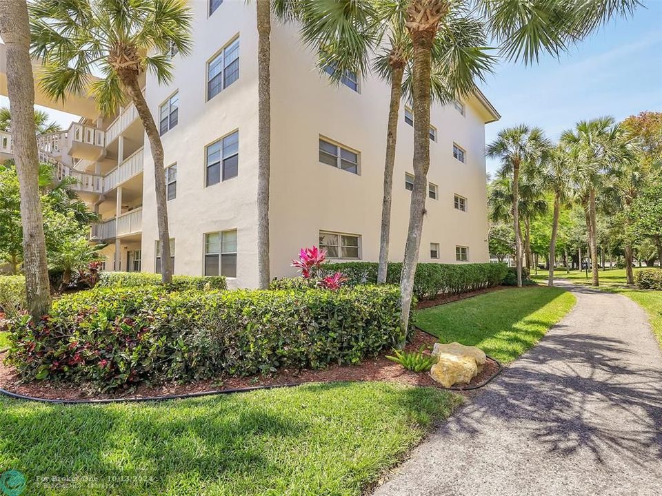 Active With Contract: $1,850 (2 beds, 2 baths, 1160 Square Feet)