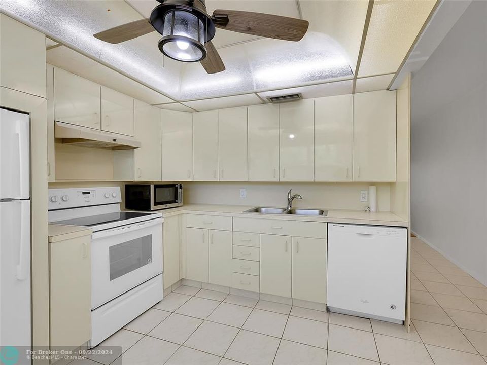 Active With Contract: $1,850 (2 beds, 2 baths, 1160 Square Feet)