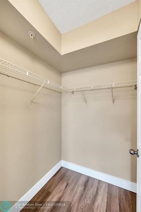 For Sale: $289,000 (2 beds, 2 baths, 1065 Square Feet)