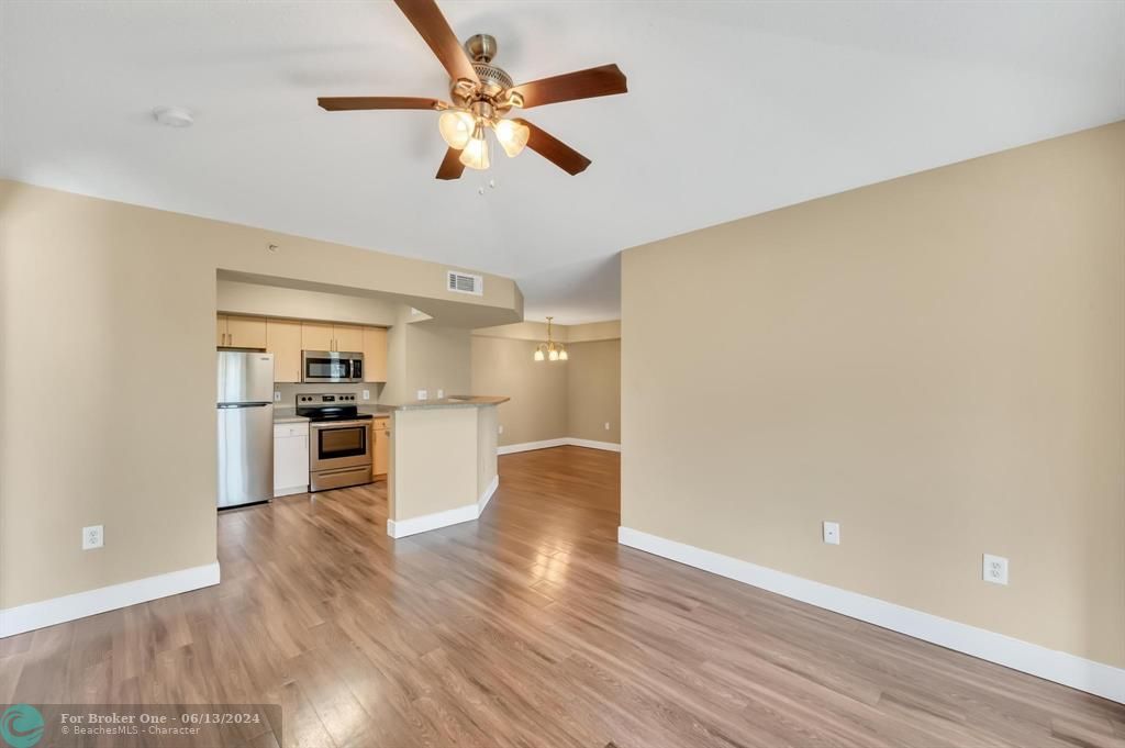For Sale: $289,000 (2 beds, 2 baths, 1065 Square Feet)