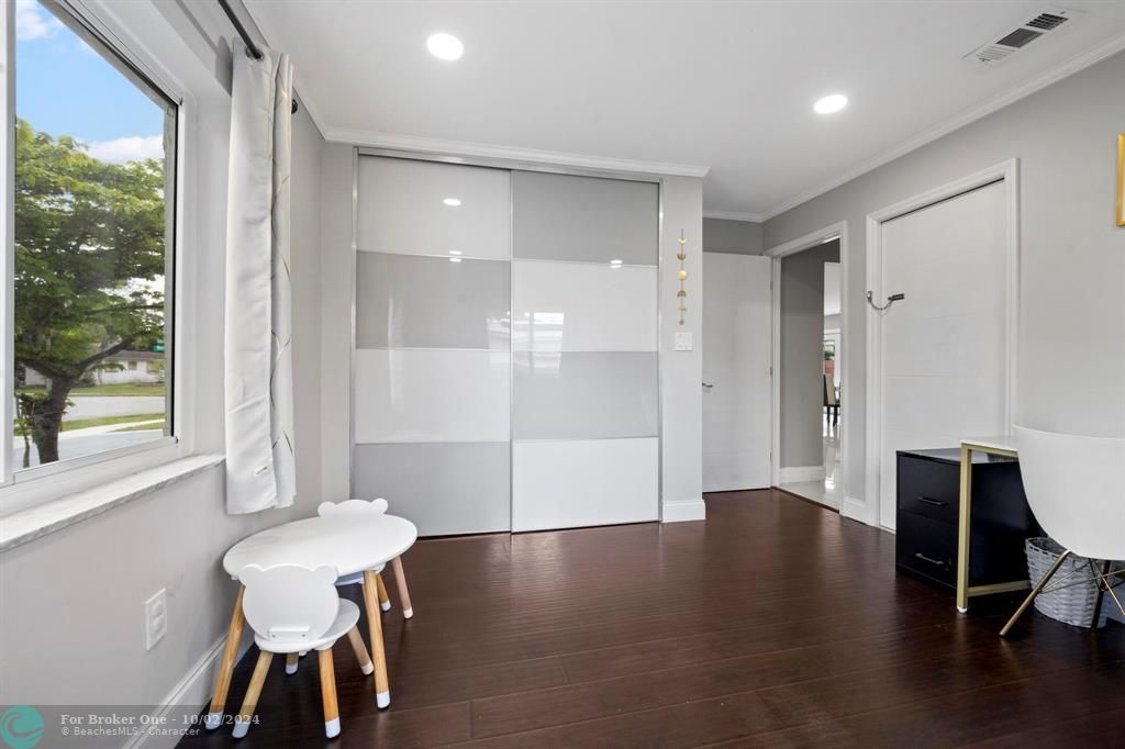 Recently Sold: $600,000 (3 beds, 2 baths, 1378 Square Feet)