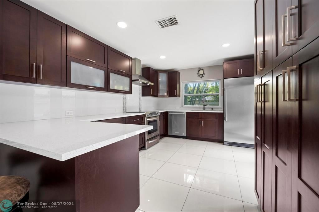 Recently Sold: $600,000 (3 beds, 2 baths, 1378 Square Feet)