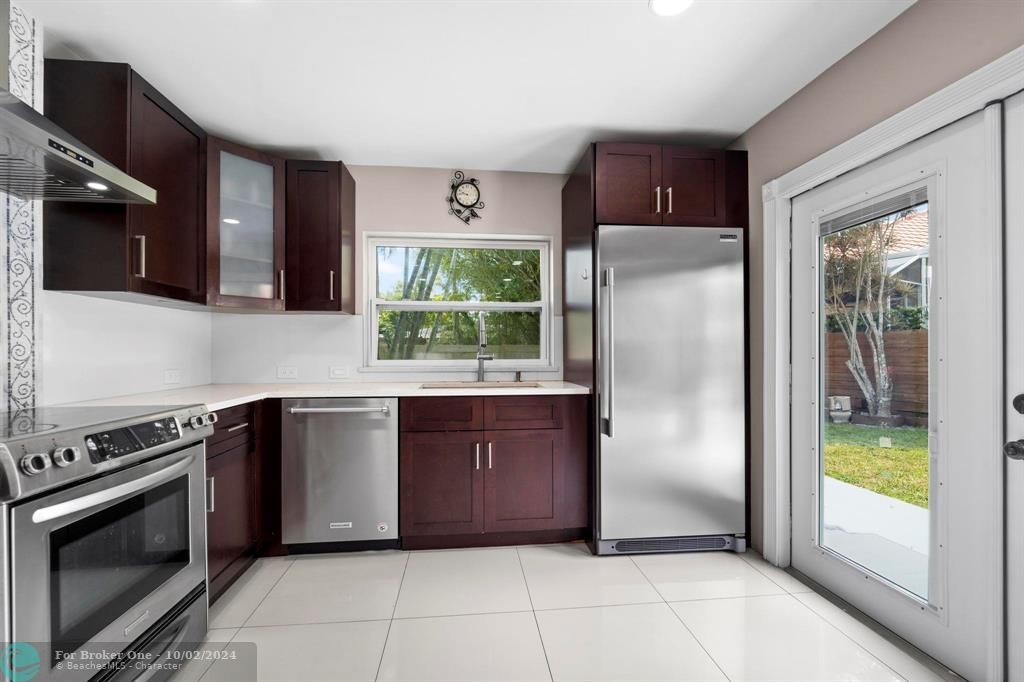 Recently Sold: $600,000 (3 beds, 2 baths, 1378 Square Feet)