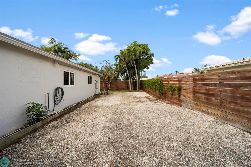 Recently Sold: $600,000 (3 beds, 2 baths, 1378 Square Feet)