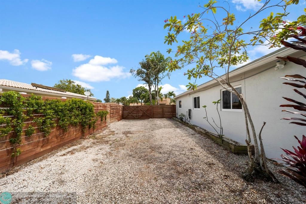 Recently Sold: $600,000 (3 beds, 2 baths, 1378 Square Feet)