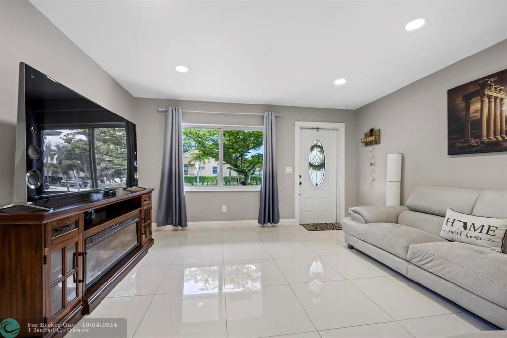 Recently Sold: $600,000 (3 beds, 2 baths, 1378 Square Feet)