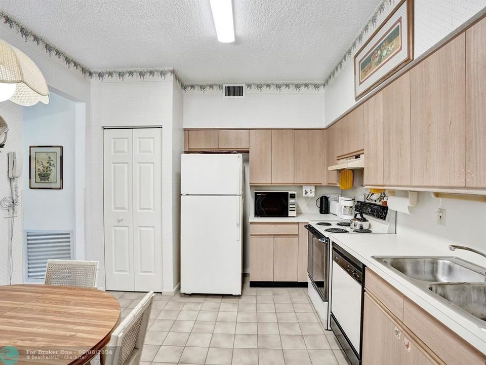 For Sale: $365,000 (2 beds, 2 baths, 1269 Square Feet)