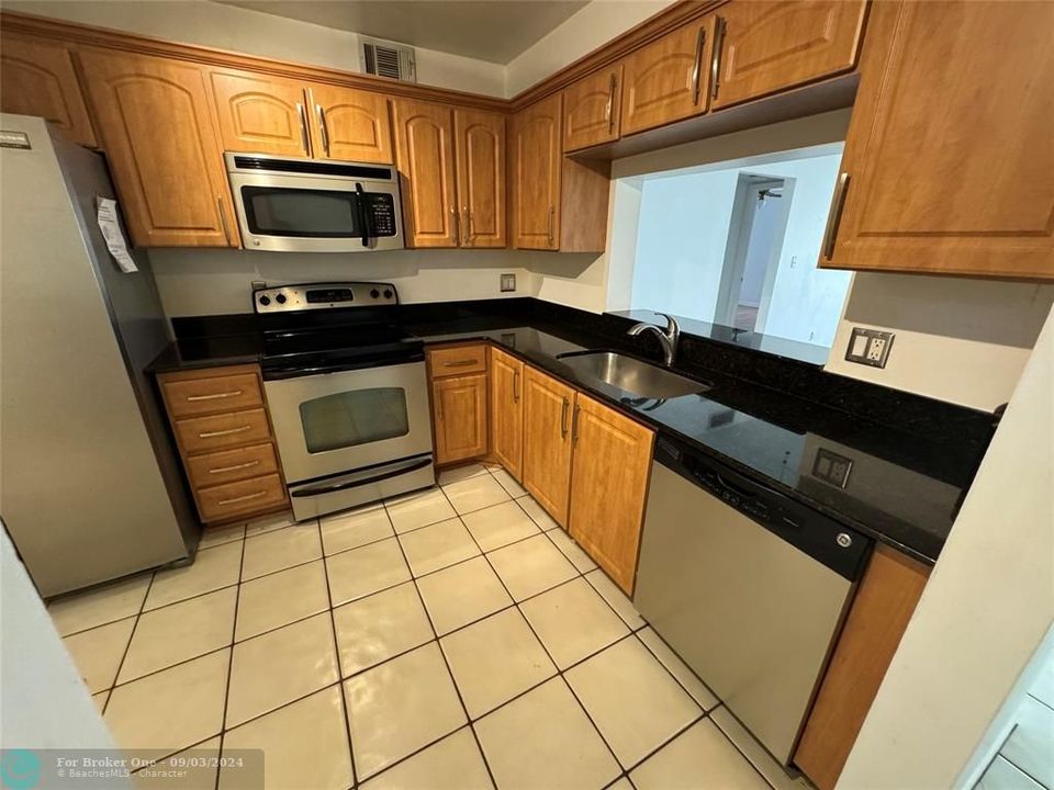 For Rent: $1,800 (1 beds, 1 baths, 895 Square Feet)