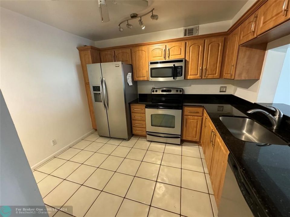 For Rent: $1,800 (1 beds, 1 baths, 895 Square Feet)