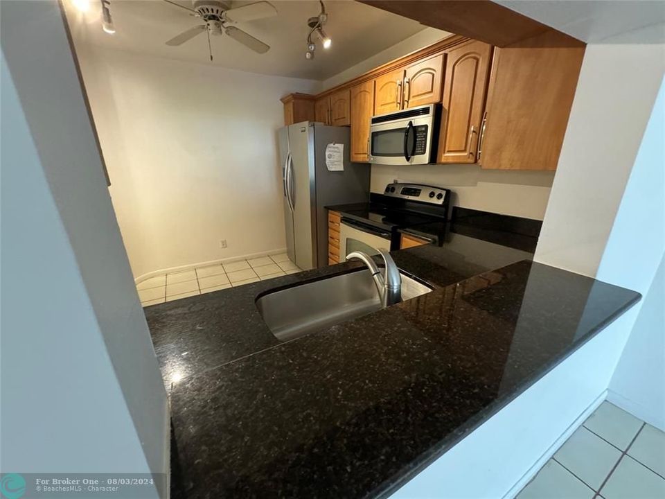 For Rent: $1,800 (1 beds, 1 baths, 895 Square Feet)