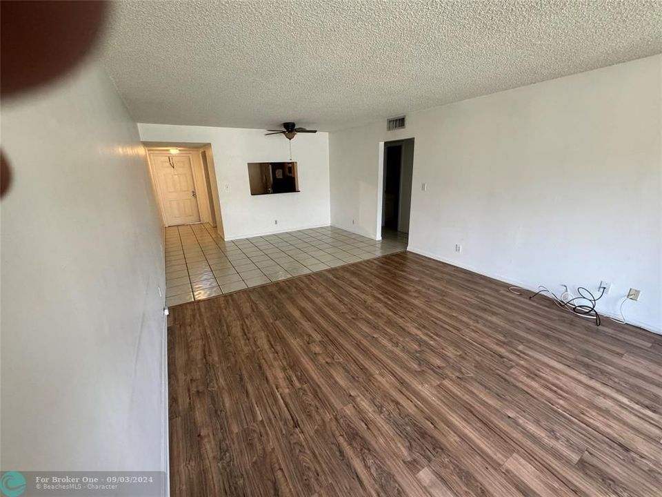 For Rent: $1,800 (1 beds, 1 baths, 895 Square Feet)