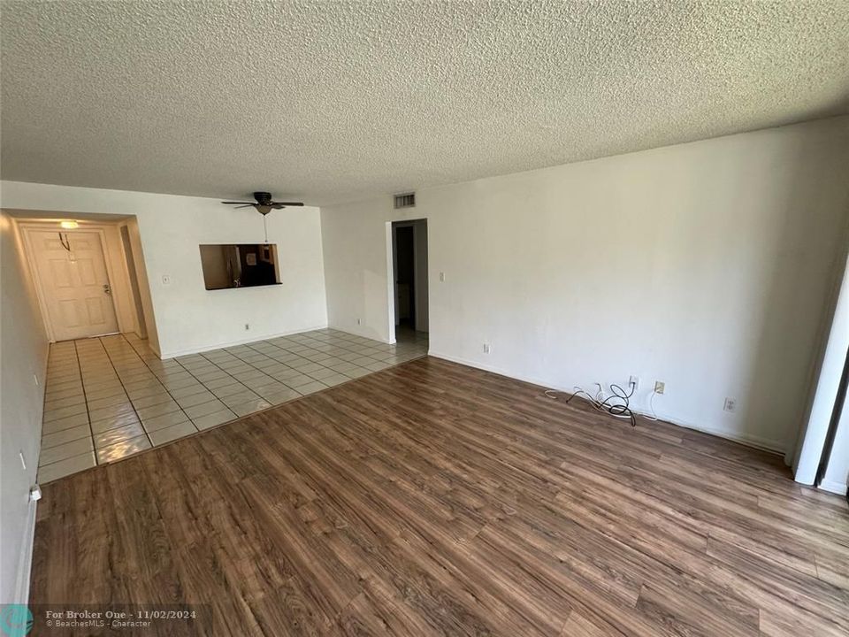 For Rent: $1,800 (1 beds, 1 baths, 895 Square Feet)