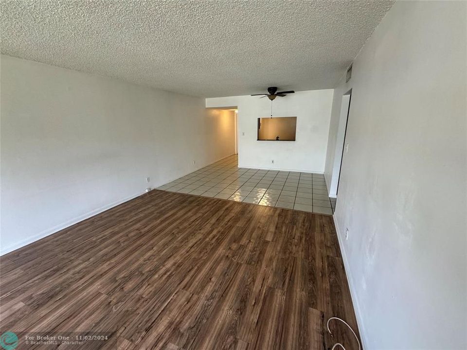 For Rent: $1,800 (1 beds, 1 baths, 895 Square Feet)