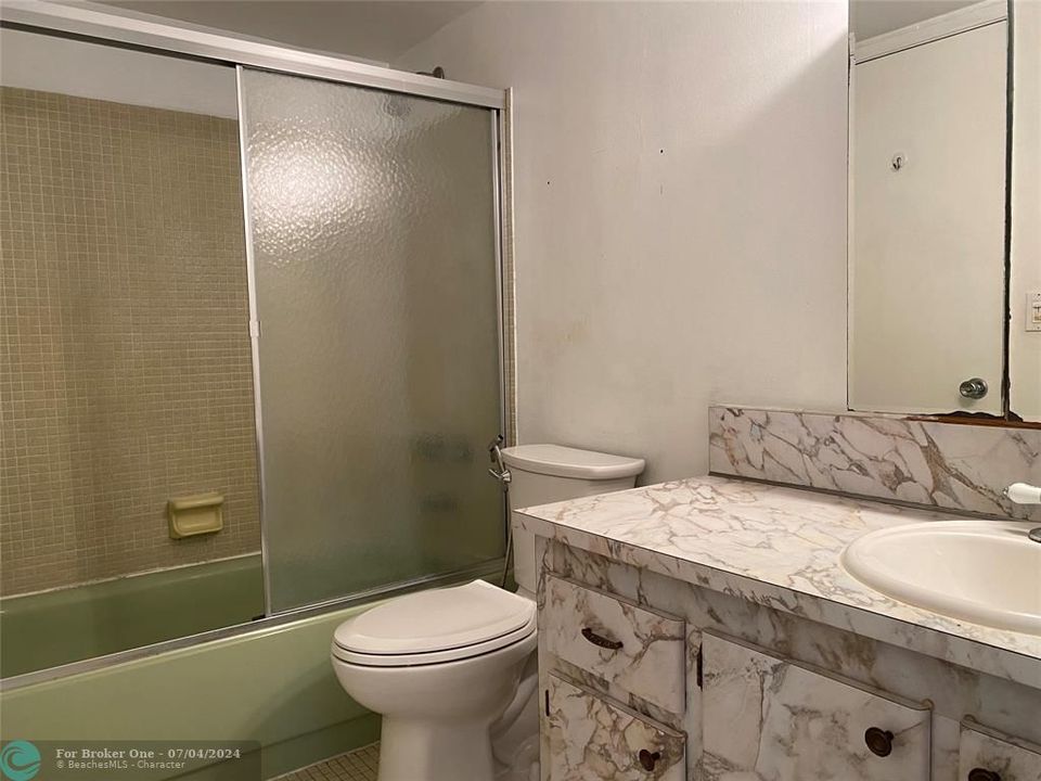 待售: $155,000 (1 贝兹, 1 浴室, 670 平方英尺)