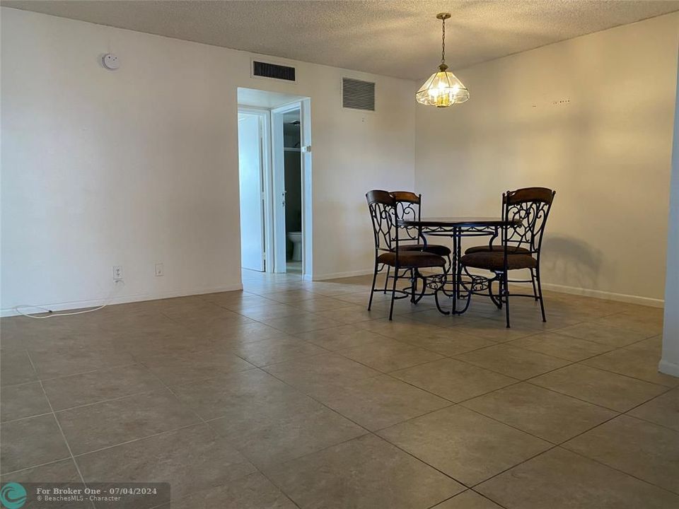 For Sale: $162,000 (1 beds, 1 baths, 670 Square Feet)