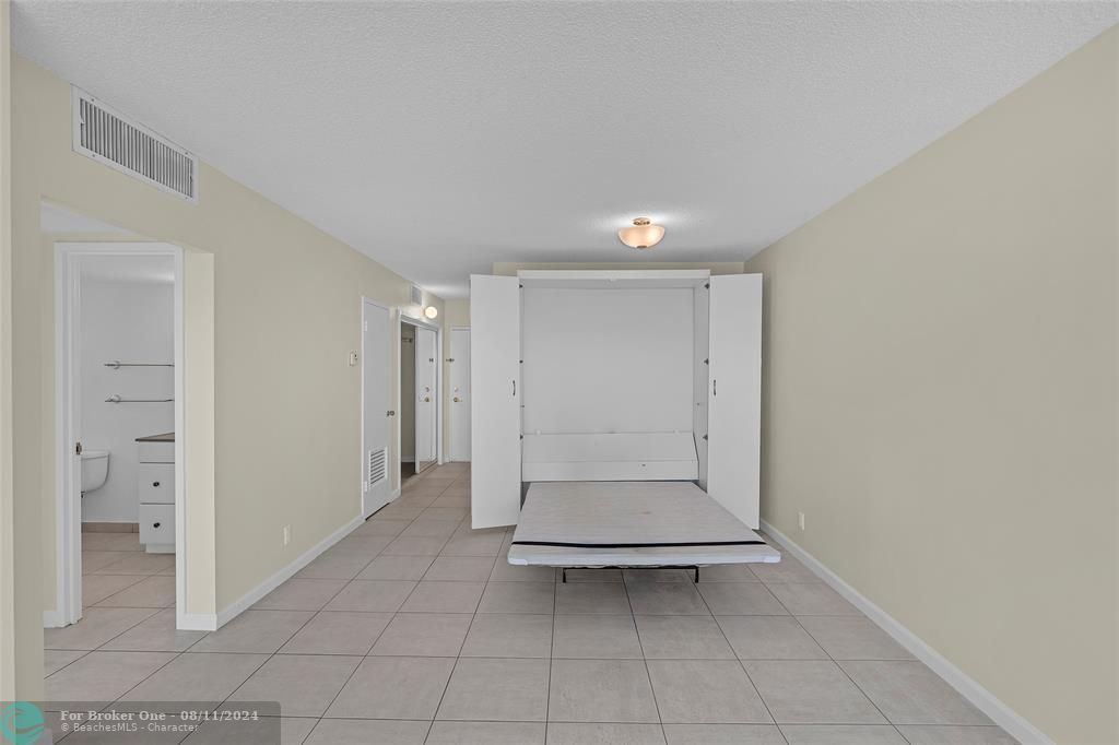 For Sale: $245,000 (1 beds, 1 baths, 720 Square Feet)