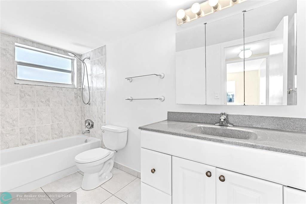 For Sale: $245,000 (1 beds, 1 baths, 720 Square Feet)