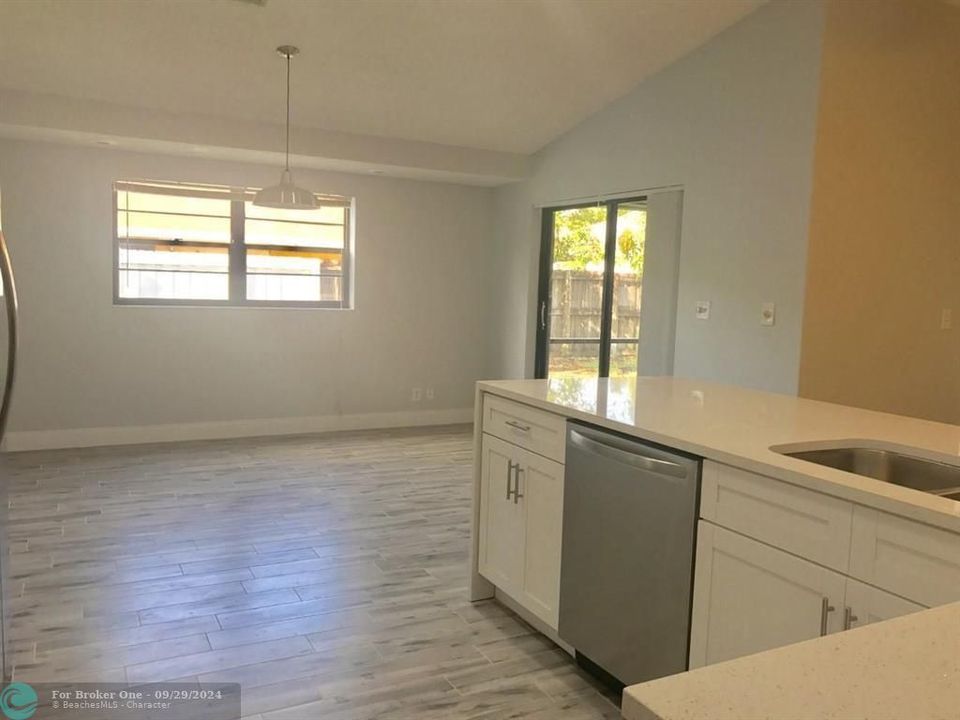 En Venta: $585,000 (4 camas, 2 baños, 1698 Pies cuadrados)