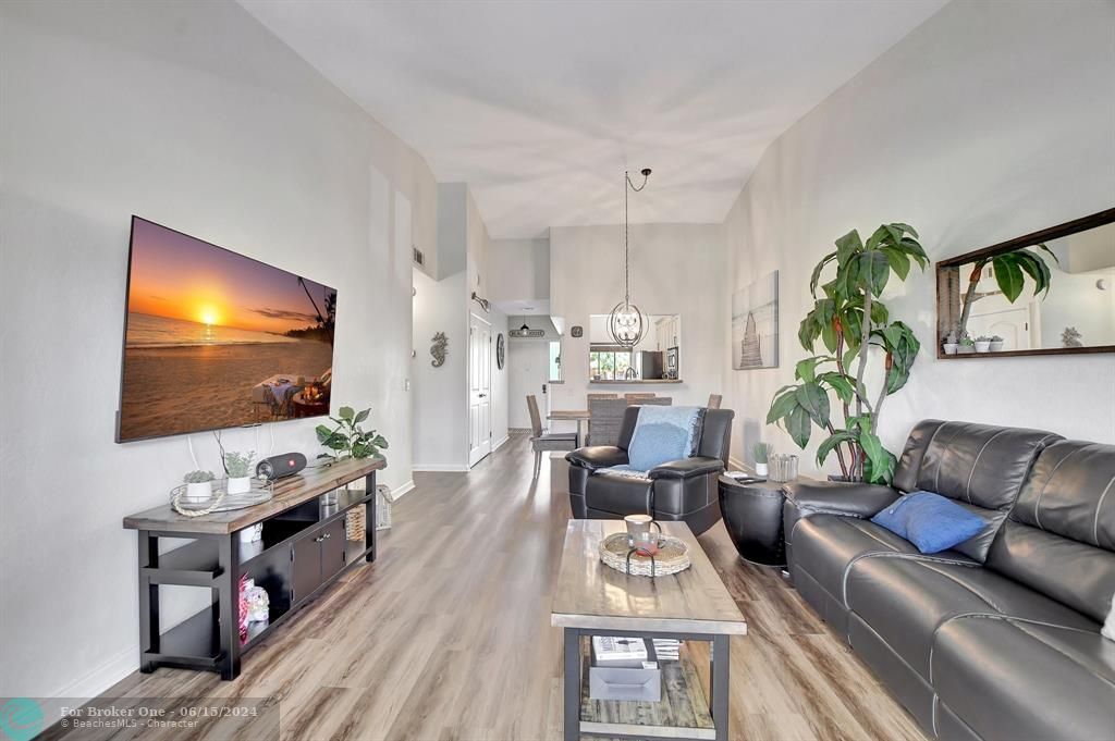 Active With Contract: $289,000 (2 beds, 2 baths, 1150 Square Feet)