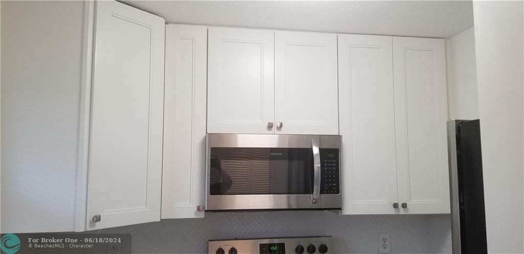 Active With Contract: $2,100 (2 beds, 2 baths, 750 Square Feet)