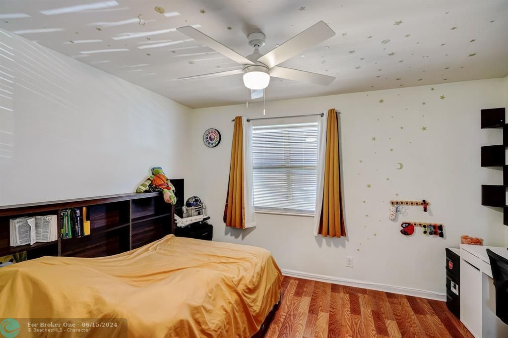 For Sale: $325,000 (2 beds, 2 baths, 1233 Square Feet)