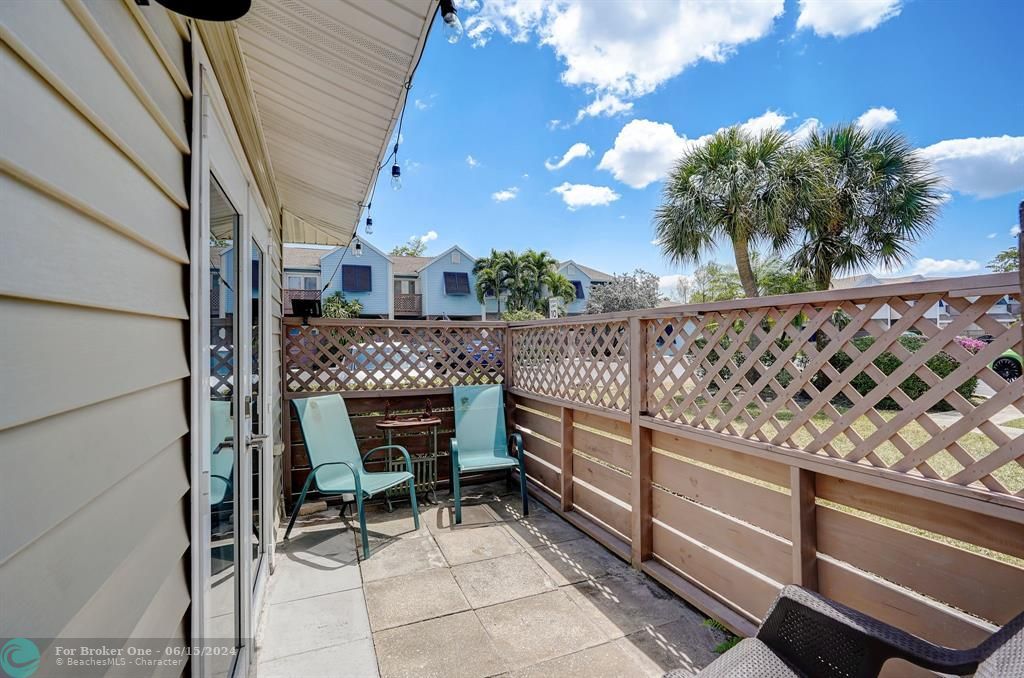 For Sale: $325,000 (2 beds, 2 baths, 1233 Square Feet)