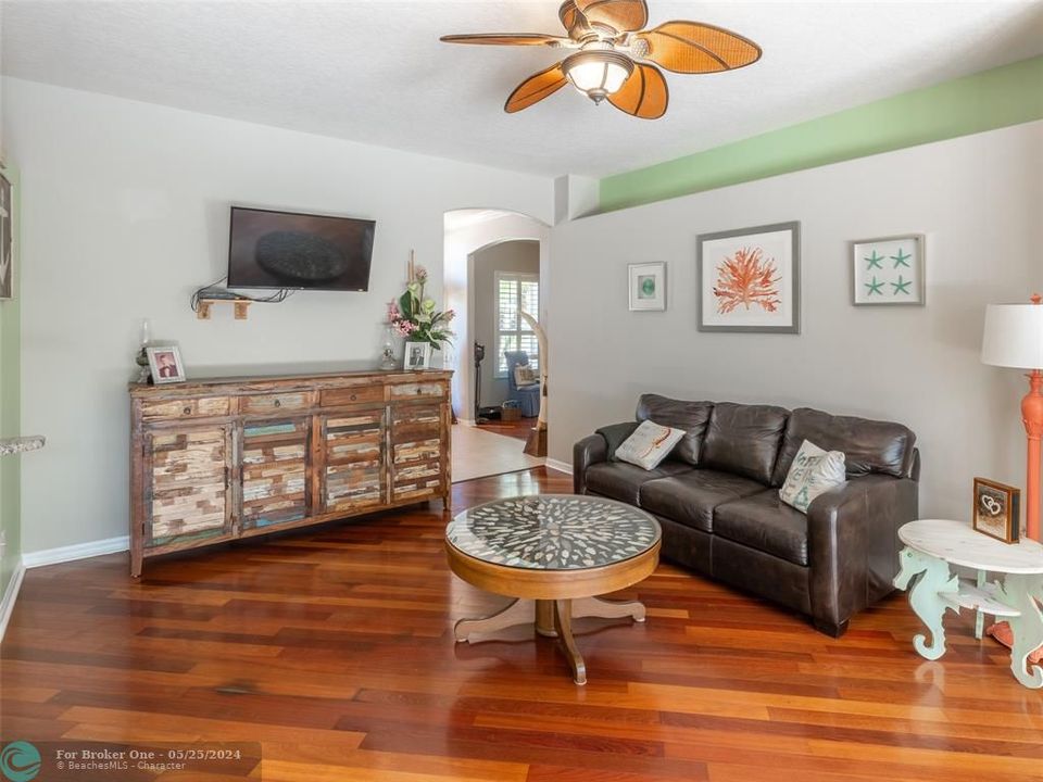 For Sale: $499,900 (3 beds, 2 baths, 1972 Square Feet)