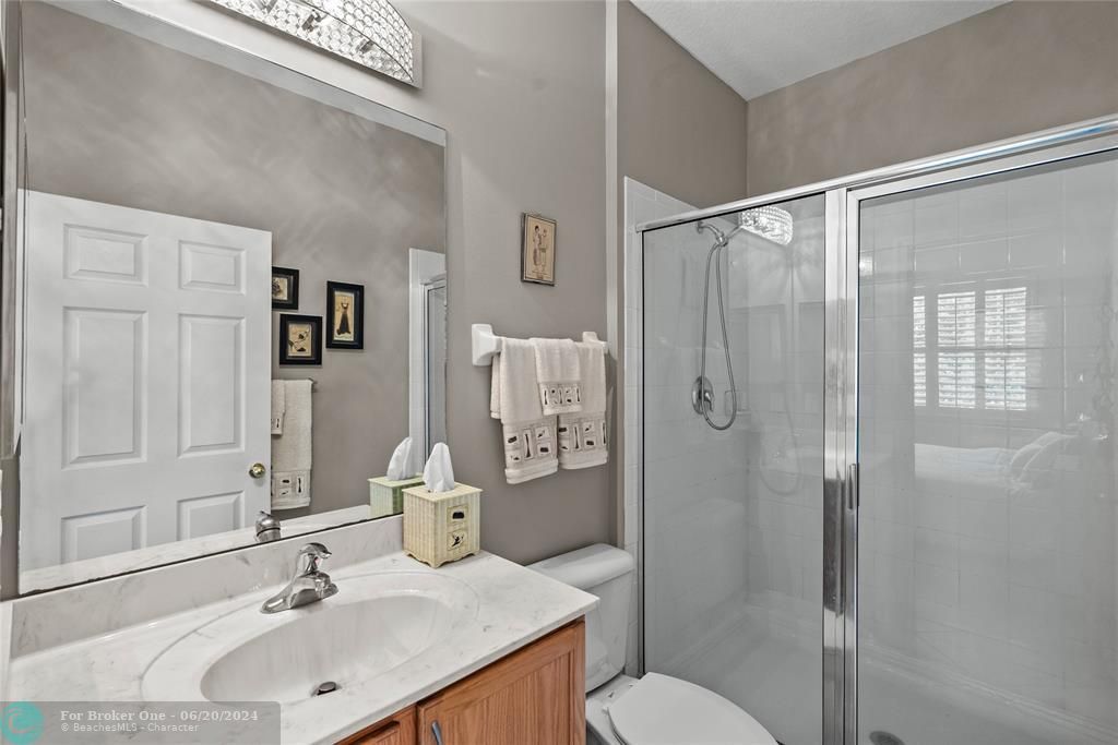 For Sale: $285,900 (2 beds, 2 baths, 1036 Square Feet)
