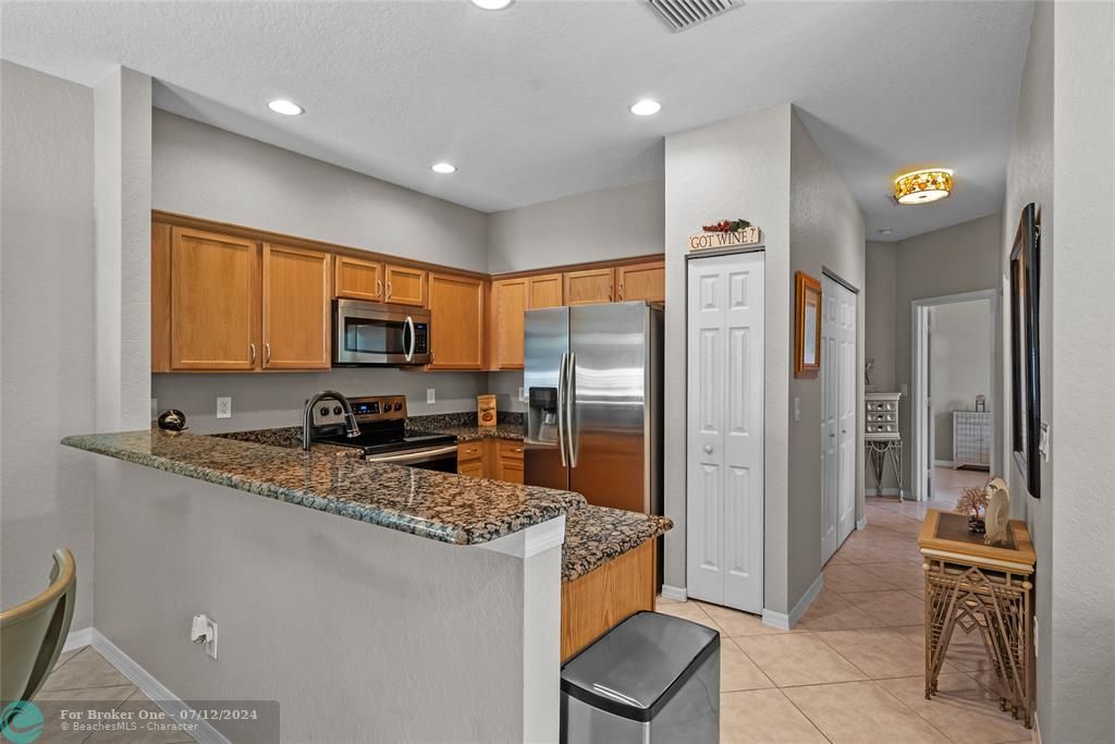 For Sale: $279,900 (2 beds, 2 baths, 1036 Square Feet)