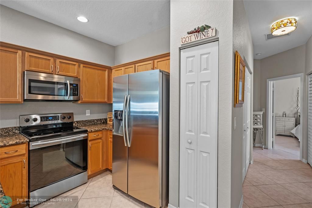 For Sale: $279,900 (2 beds, 2 baths, 1036 Square Feet)