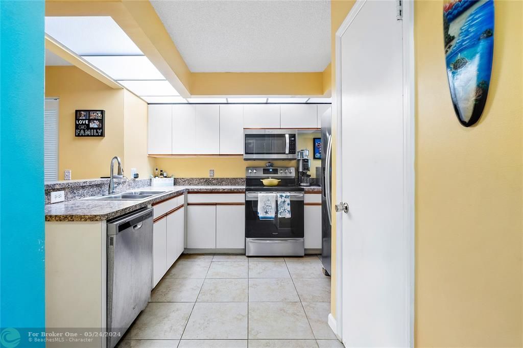 For Sale: $299,000 (3 beds, 2 baths, 1298 Square Feet)