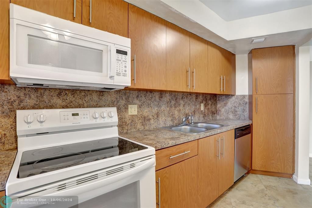 For Rent: $2,000 (2 beds, 2 baths, 1110 Square Feet)