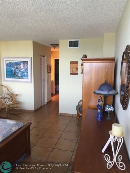 For Rent: $2,400 (1 beds, 2 baths, 980 Square Feet)
