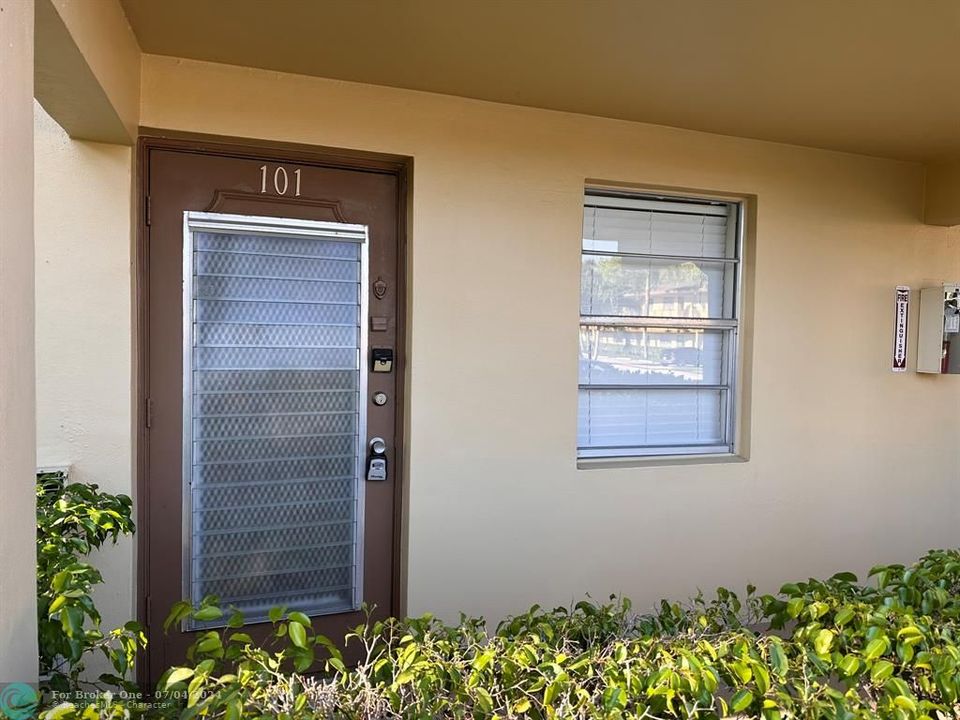 For Sale: $139,000 (2 beds, 2 baths, 990 Square Feet)