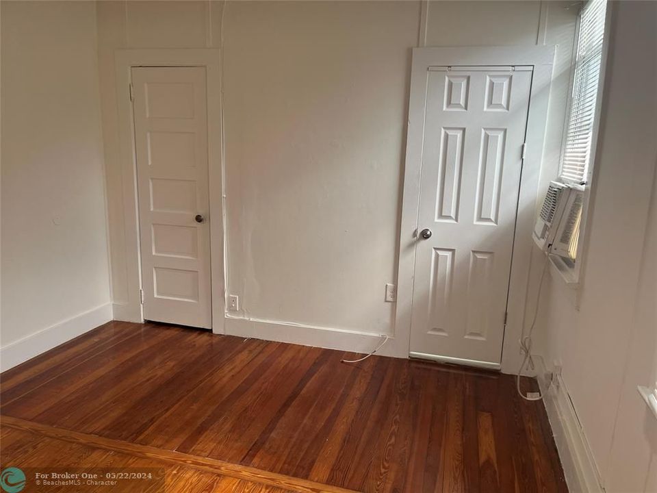 For Sale: $1,700 (1 beds, 1 baths, 1922 Square Feet)