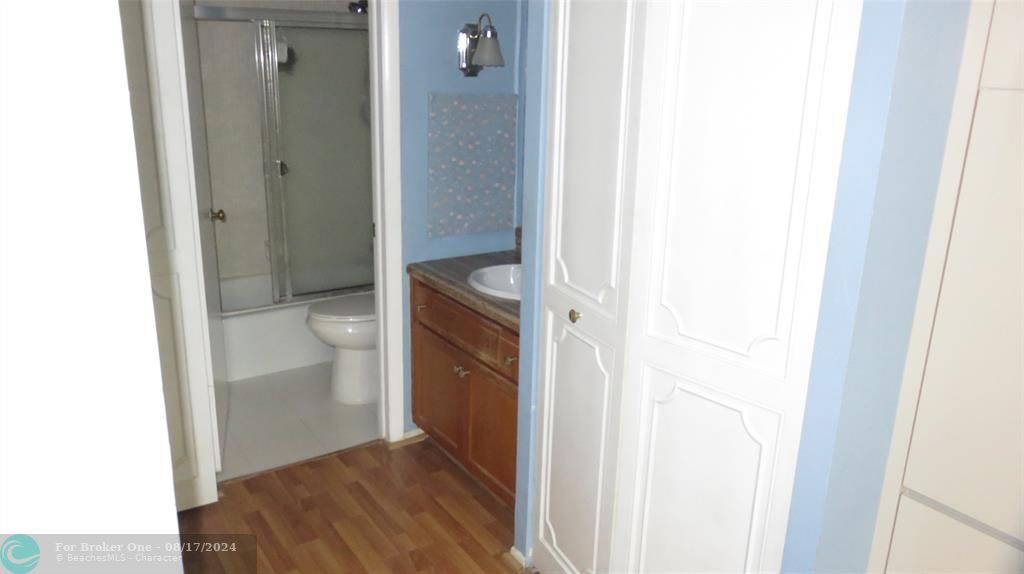 Active With Contract: $129,000 (1 beds, 1 baths, 800 Square Feet)