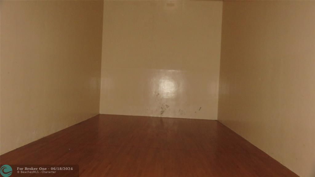 Active With Contract: $129,000 (1 beds, 1 baths, 800 Square Feet)