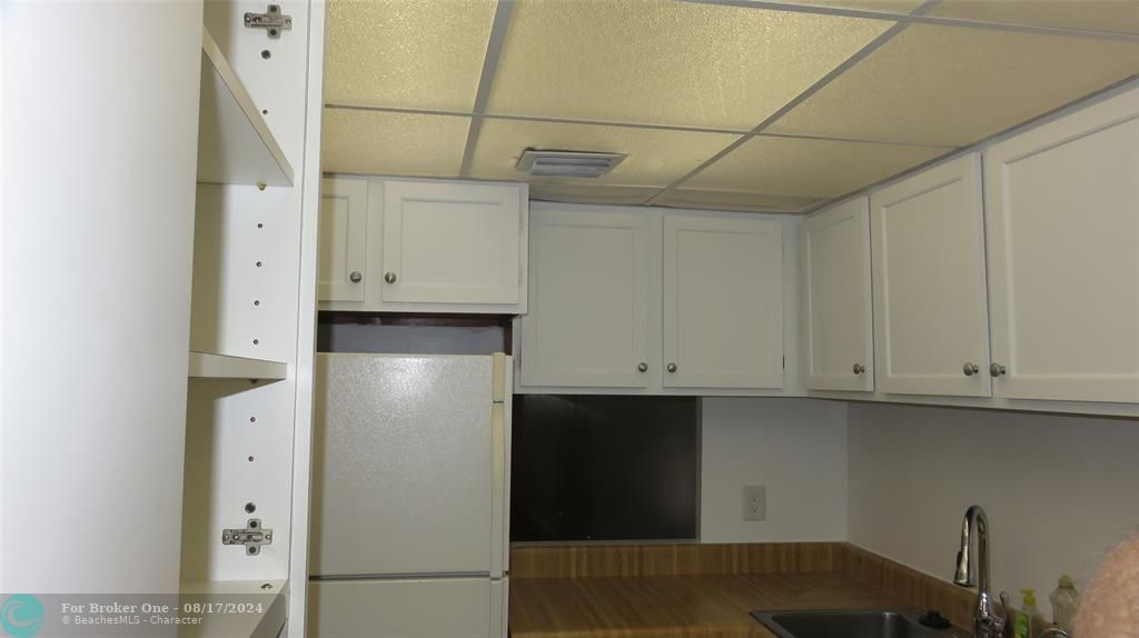 Active With Contract: $129,000 (1 beds, 1 baths, 800 Square Feet)