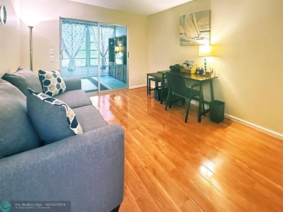 Active With Contract: $169,900 (2 beds, 2 baths, 996 Square Feet)