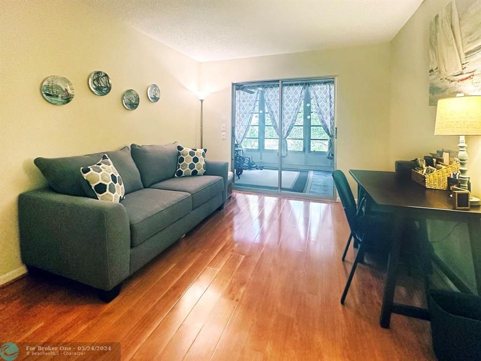 Active With Contract: $169,900 (2 beds, 2 baths, 996 Square Feet)