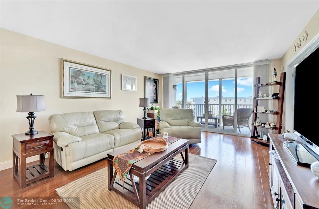 For Sale: $559,900 (2 beds, 2 baths, 1085 Square Feet)