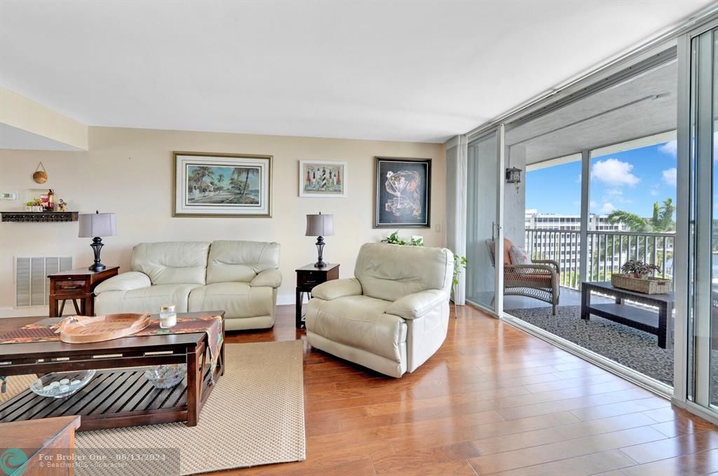 For Sale: $559,900 (2 beds, 2 baths, 1085 Square Feet)