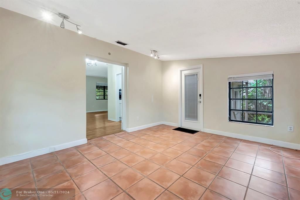 For Sale: $649,999 (2 beds, 1 baths, 1092 Square Feet)