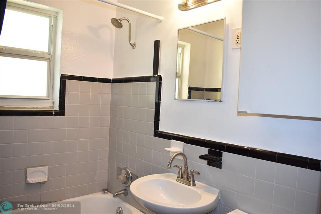 Active With Contract: $2,500 (2 beds, 1 baths, 948 Square Feet)